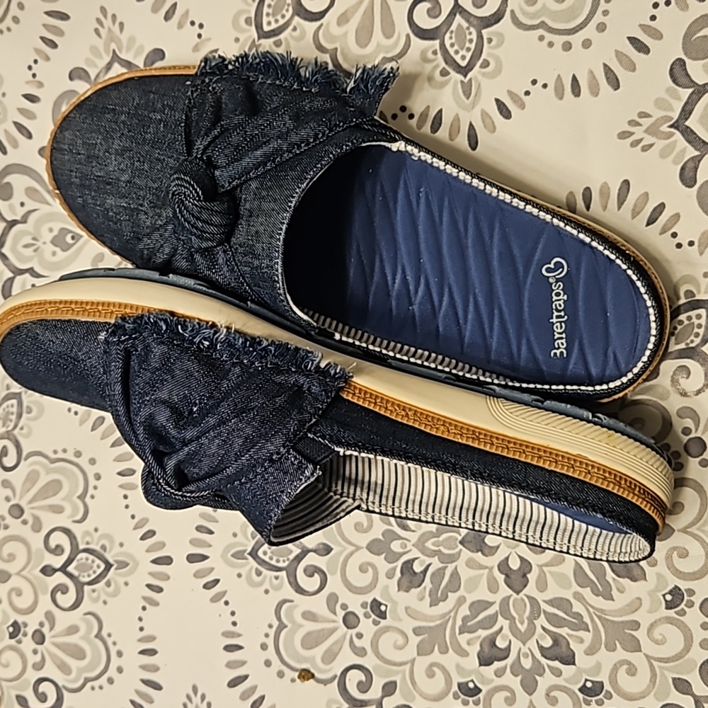 CLEARANCE! FINAL PRICE! Baretraps Vida denim bow shoes women’s. Size 6 1/2 M. - Picture 4 of 7